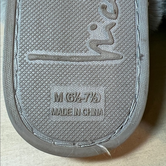 Nicole miller Fuzzy Gray Slippers Sz 6.5 to 7.5 - Picture 4 of 5